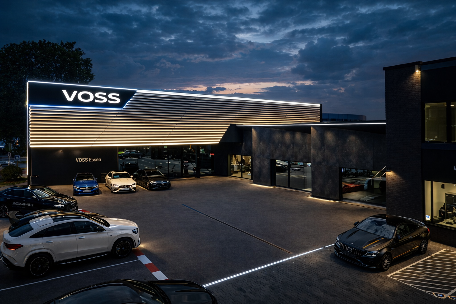 Moderner VOSS Standort bei Nacht